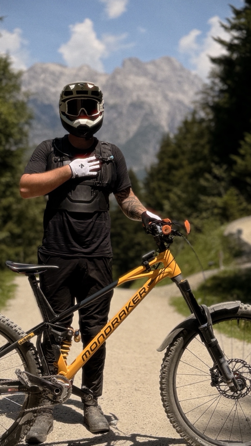 Lucas Berthelsen med sin Mondraker foran bjergene