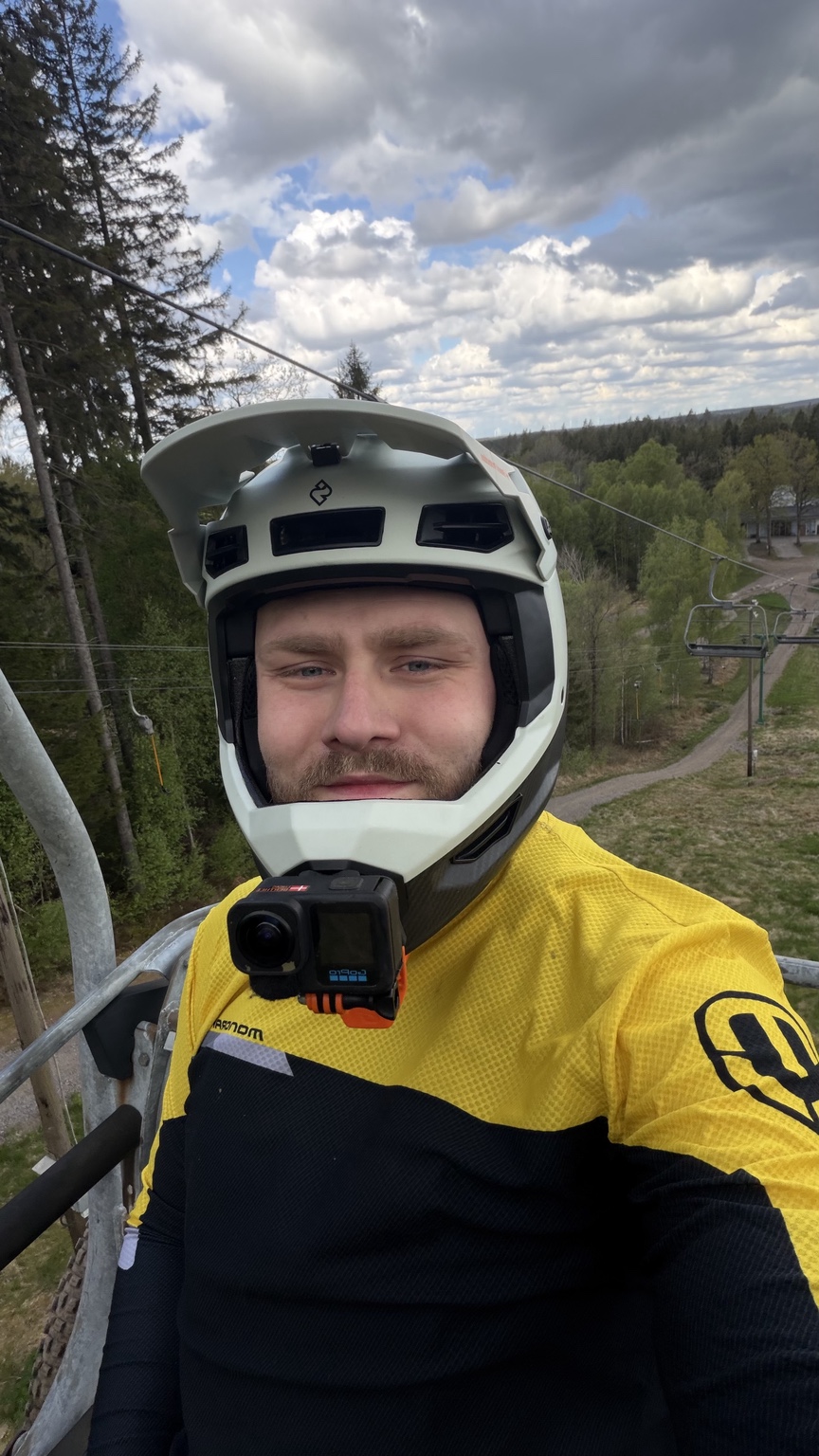 Lucas Berthelsen på stoleliften før næste nedkørsel
